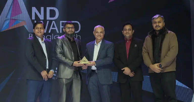 বেস্ট ব্র্যান্ড অ্যাওয়ার্ড তুলে দিচ্ছেন আয়োজকেরা